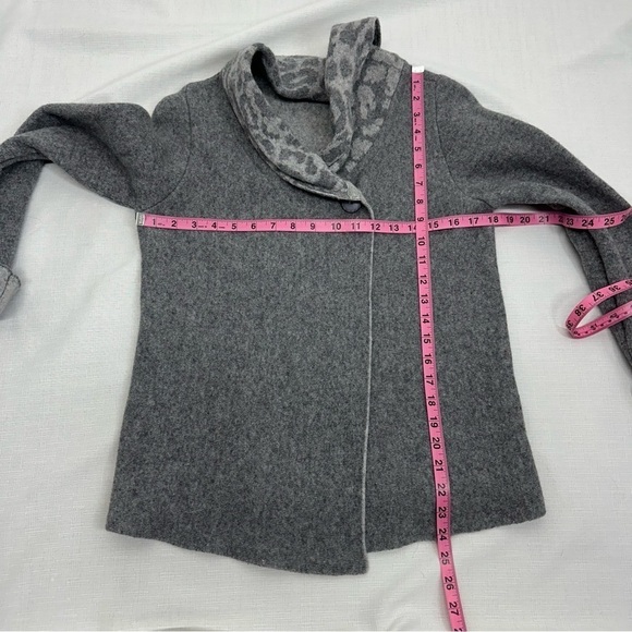 Chiaramente Women’s Size Medium Gray Leopard Print Wool Cardigan Sweater - Picture 11 of 16